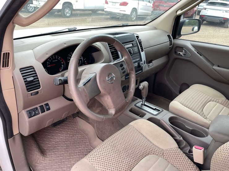 2011-nissan-frontier-sv-image-11