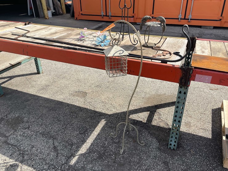 #7026-•-(8)-pieces-yard-art-decorations-(o4)-image-2