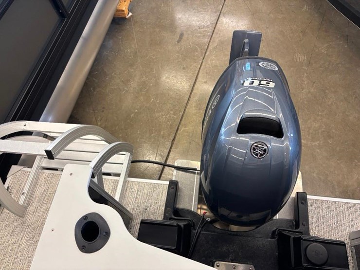 2025-g3-suncatcher-select-18f-pontoon-image-31