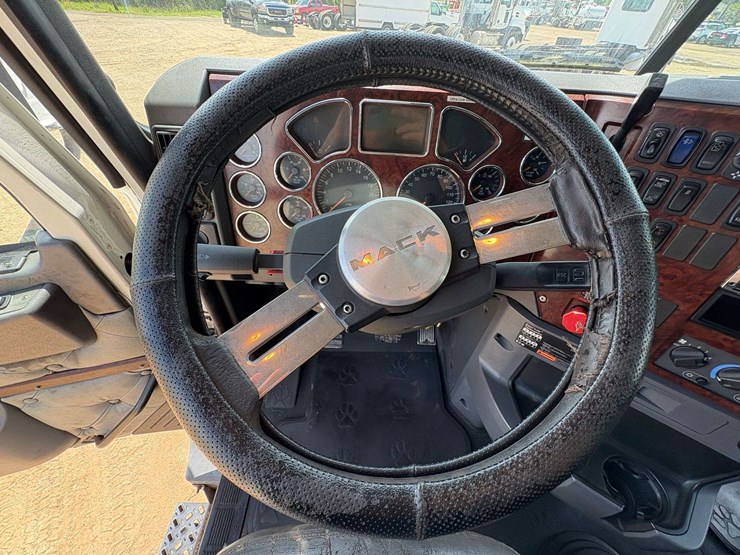 2013-mack-pinnacle-cxu613-image-13