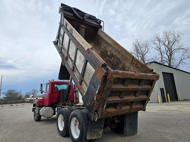 2003-mack-rd688s-image-31