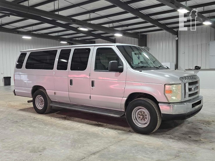 2011-ford-e350-xlt-image-2