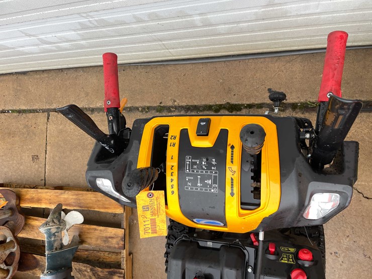 #7011-•-cub-cadet-26"-snowblower-(o3)-image-11