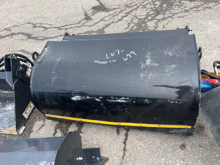 #7053-•-unused-giyi-mini-skid-steer-bucket-broom-(o10)-image-4