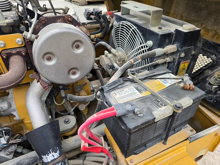 2018-caterpillar-cc24b-image-29