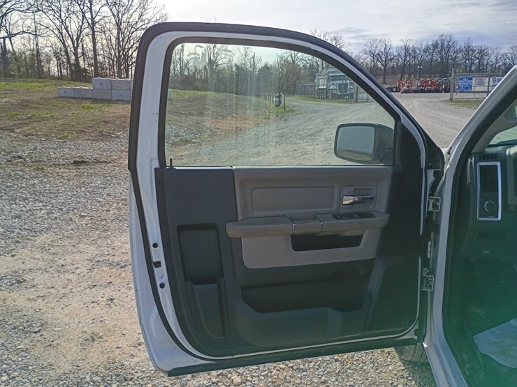 2012-dodge-1500-image-27