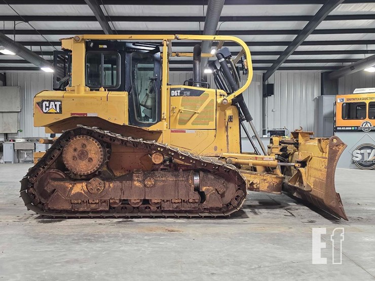 2011-caterpillar-d6t-xw-image-6
