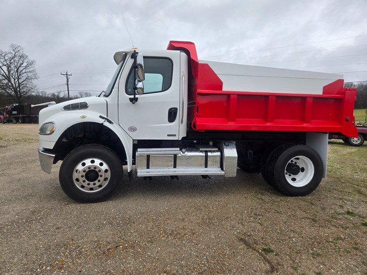 2012-freightliner-m2-106-image-6