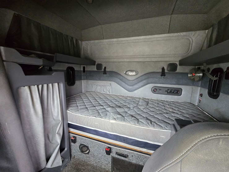 #22593-•-2016-mack-cxu613-pinnacle-sleeper-truck-image-54