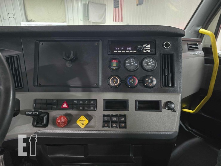 2020-freightliner-cascadia-126-image-14