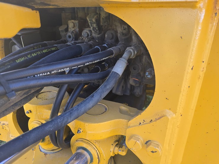 2015-deere-410l-image-46