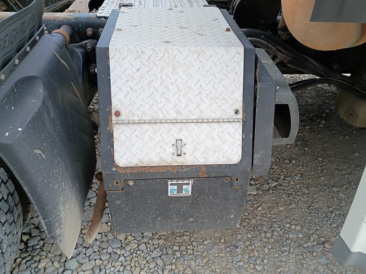 2009-freightliner-cascadia-125-image-116