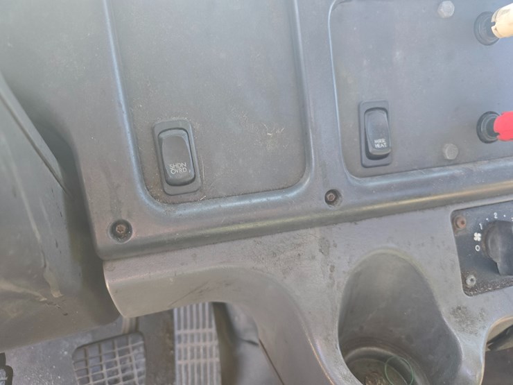 2005-freightliner-m2-106-image-51