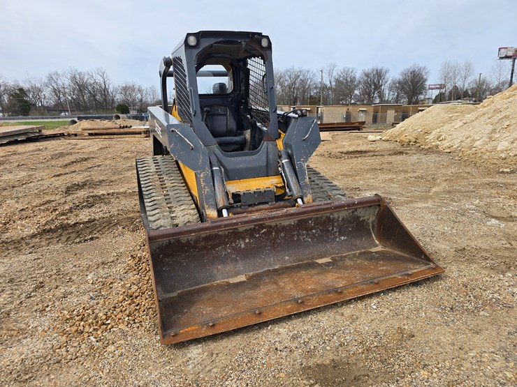 2013-deere-329d-image-14