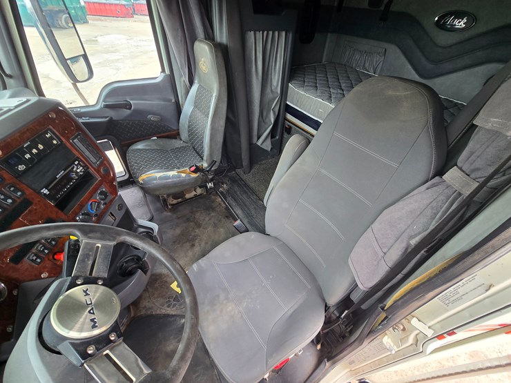 #22593-•-2016-mack-cxu613-pinnacle-sleeper-truck-image-39