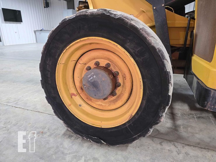 2013-caterpillar-tl943c-image-30