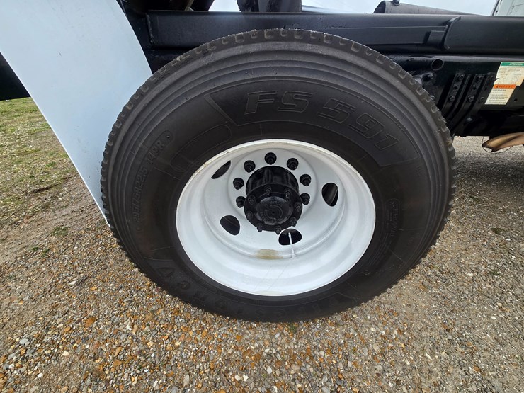 2012-freightliner-m2-106-image-93