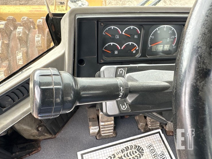 2015-caterpillar-815f-2-image-21