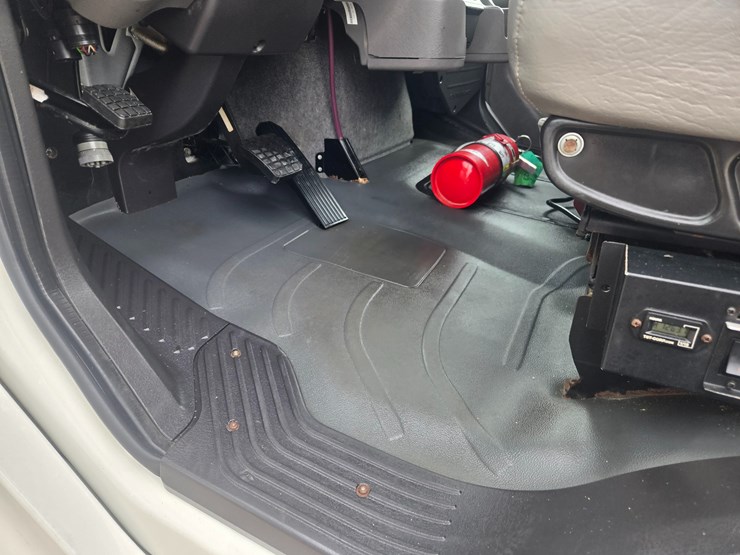 2010-freightliner-m2-106-image-52