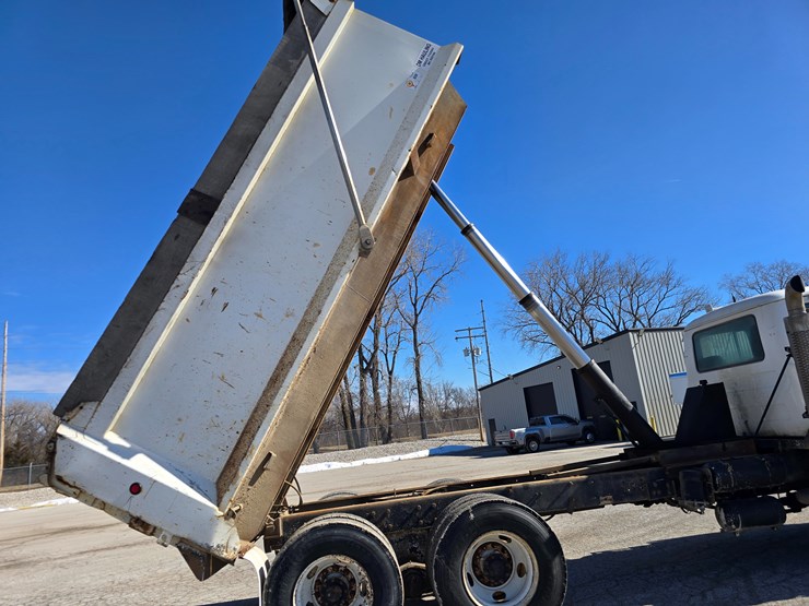 2001-mack-rd688s-image-63