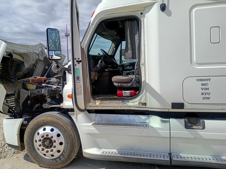 2009-freightliner-cascadia-125-image-32