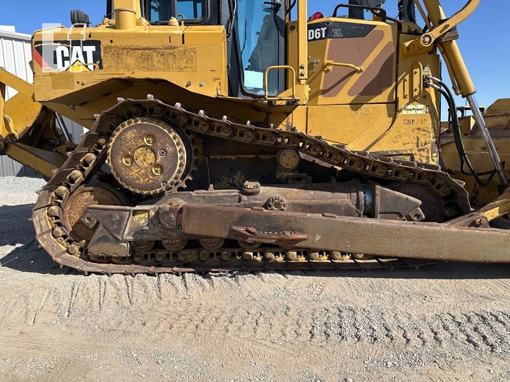 2011-caterpillar-d6t-image-36