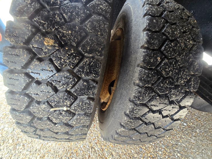 2010-freightliner-m2-106-image-82