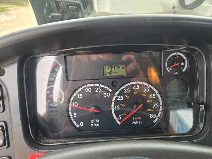 2010-freightliner-m2-106-image-65