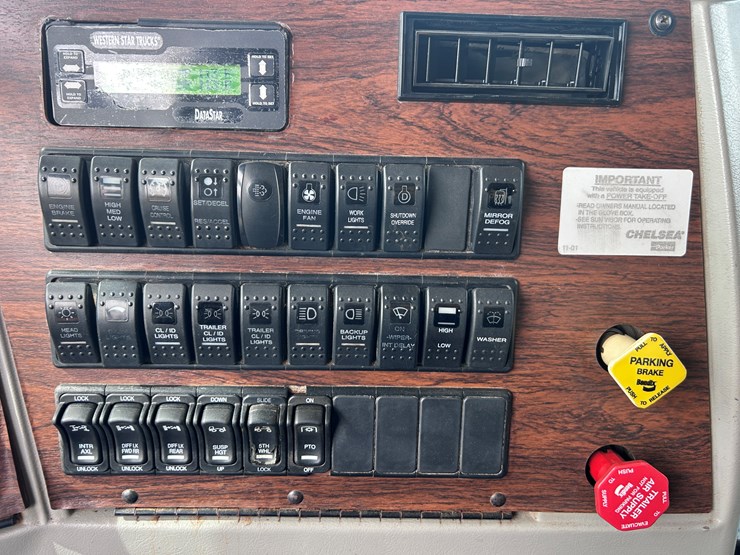 #1009-•-2012-western-star-conventional-4-sleeper-cab-truck-tractor-image-52