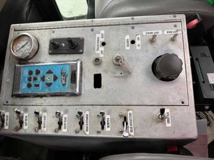 2008-peterbilt-335-image-20