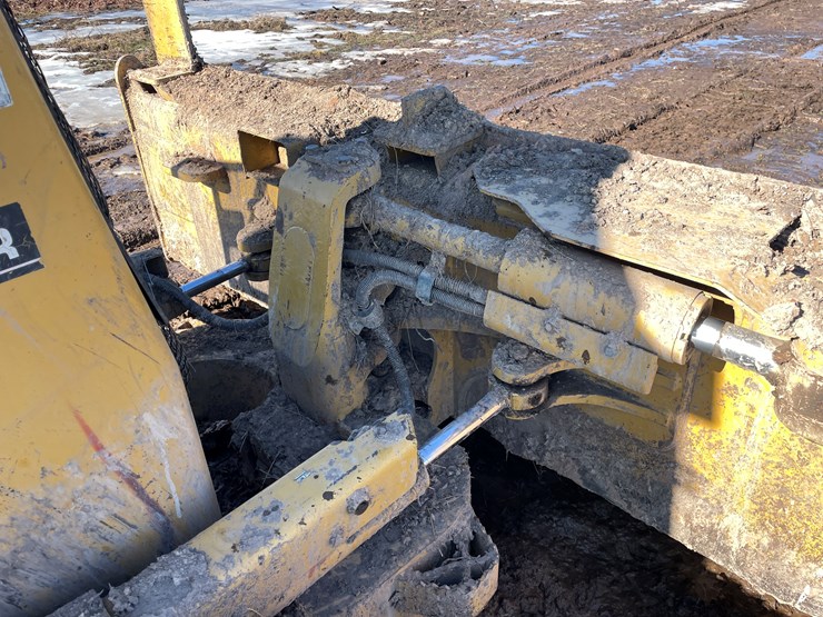 2011-caterpillar-d6k-image-23