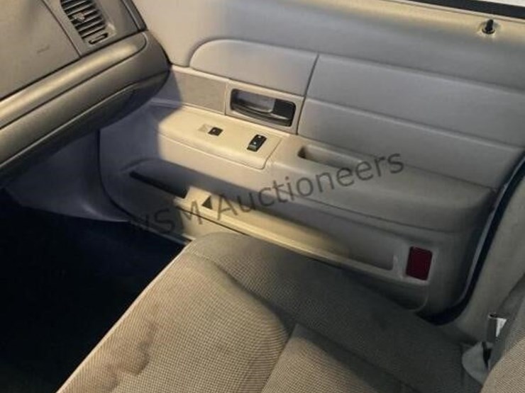 2009-ford-crown-victoria-sdn-image-20