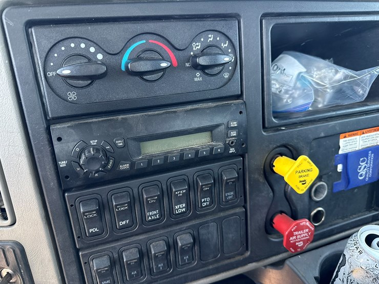 2010-international-7400-image-51