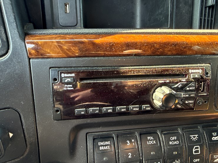 #2199-•-2020-international-a26-sleeper-cab-truck-tractor-image-85