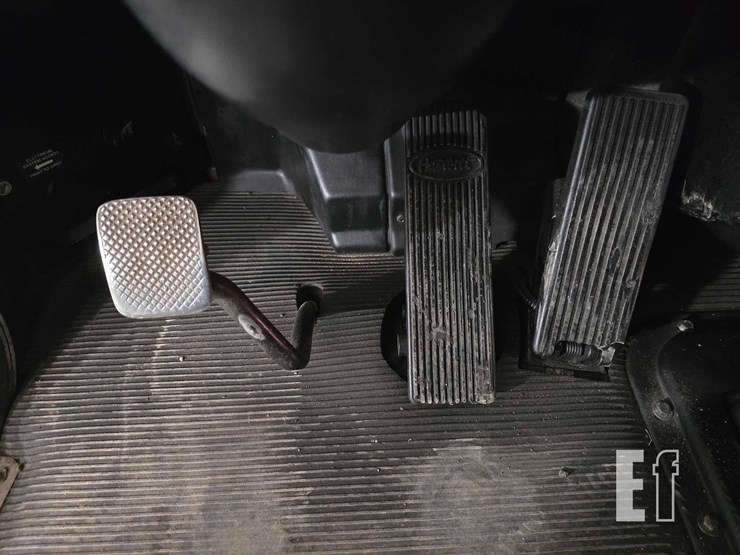 2002-peterbilt-378-image-11