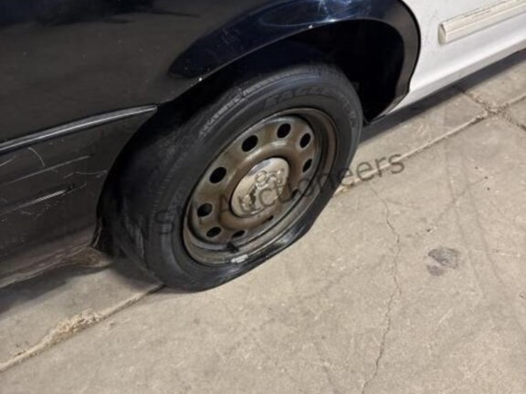 2011-ford-crown-victoria-sdn-image-9