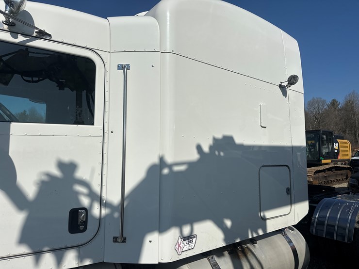 2013-peterbilt-365-image-16