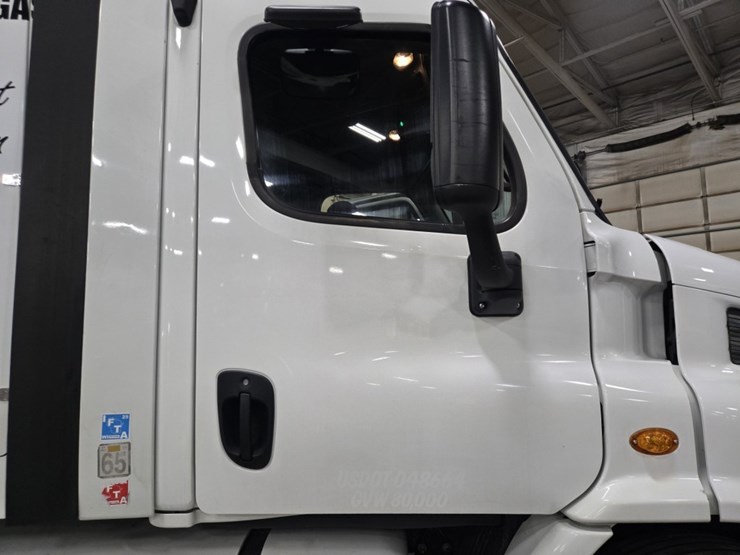 #2298-•-2015-freightliner-cascadia-day-cab-truck-tractor-image-12
