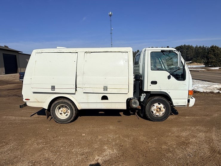 2002-isuzu-npr-image-4