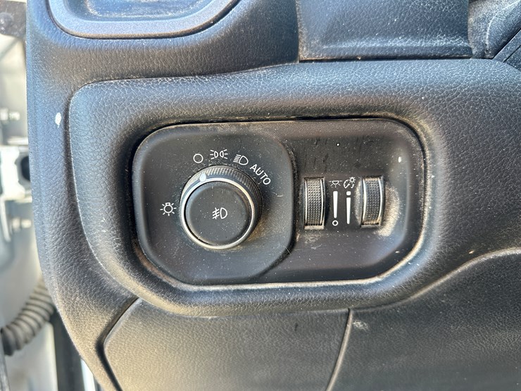 2020-dodge-3500-image-36