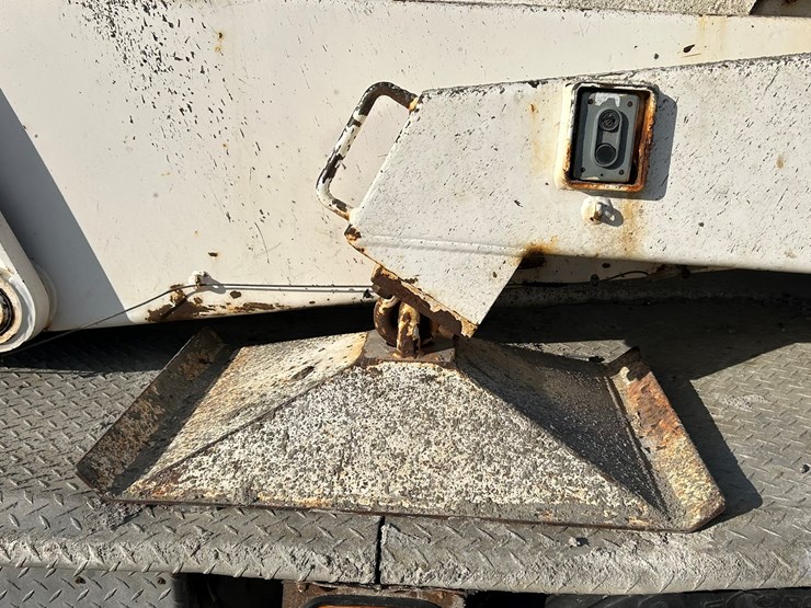 #2237-•-2006-mack-tri-axle-concrete-placement-truck-image-16