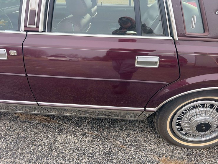 1989-lincoln-town-car-image-23