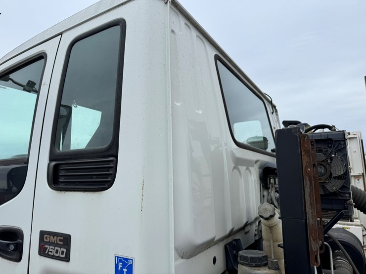 2005-gmc-t7500-image-11