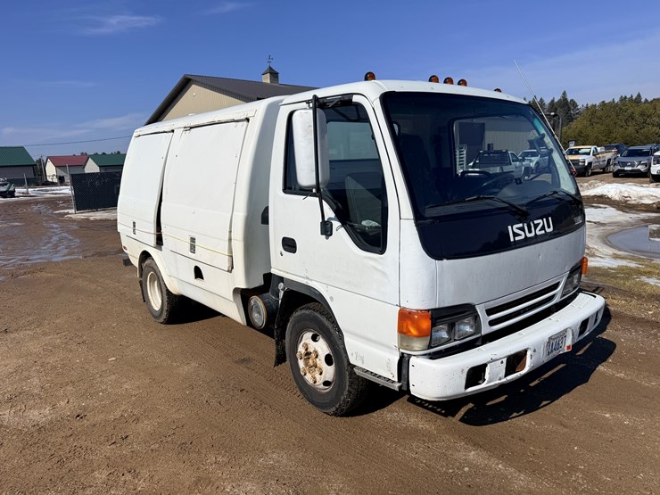 2002-isuzu-npr-image-3