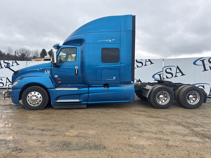 #2199-•-2020-international-a26-sleeper-cab-truck-tractor-image-2