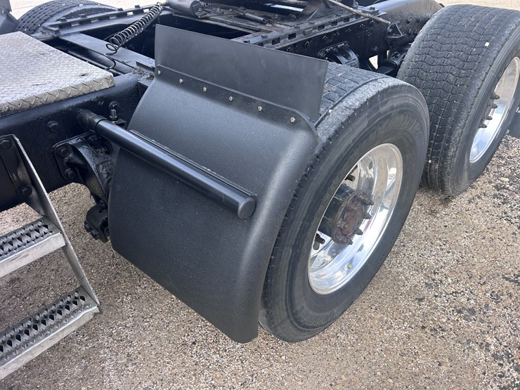 2000-peterbilt-379-image-15