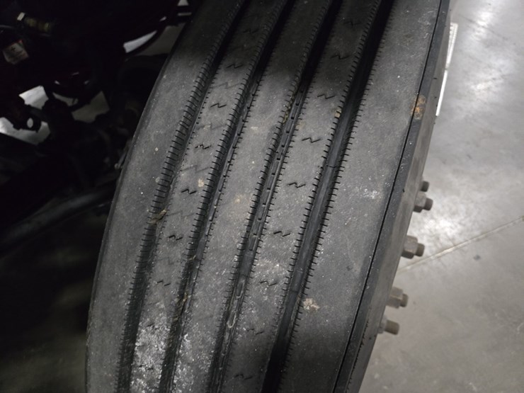 #2298-•-2015-freightliner-cascadia-day-cab-truck-tractor-image-69