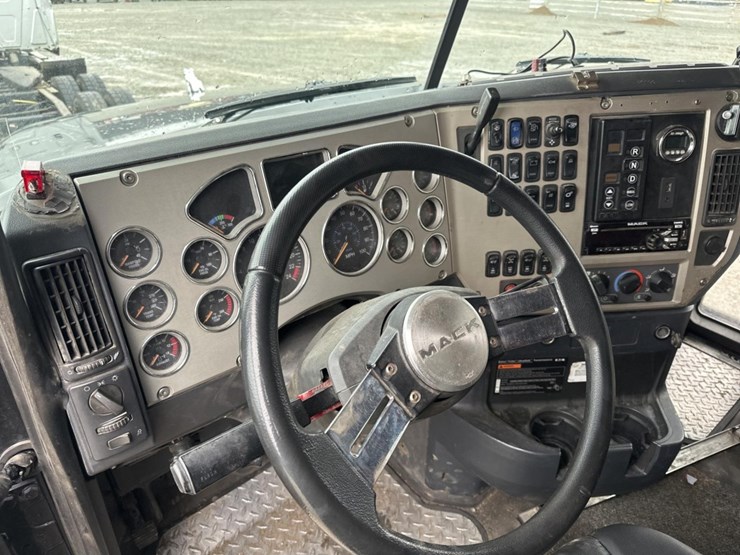 2009-massey-ferguson-8-image-26