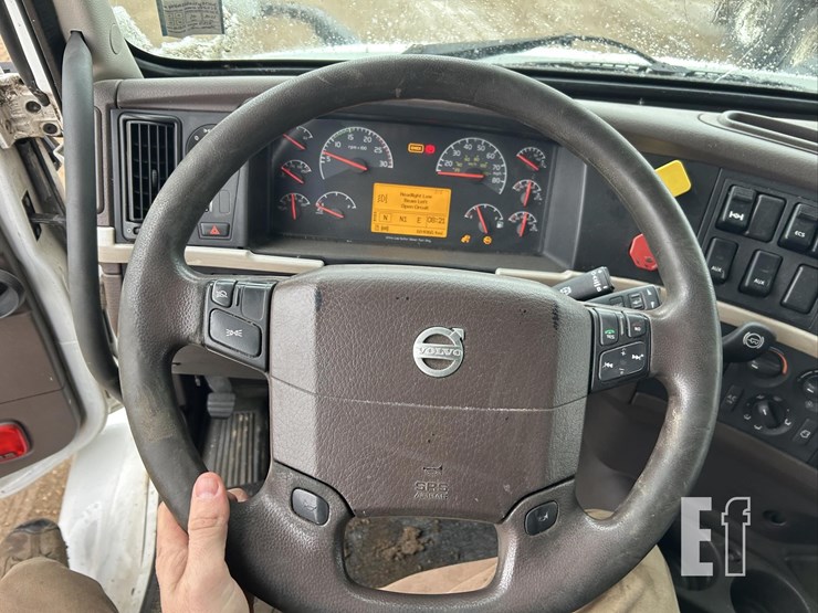 2015-volvo-vnl62t630-image-41