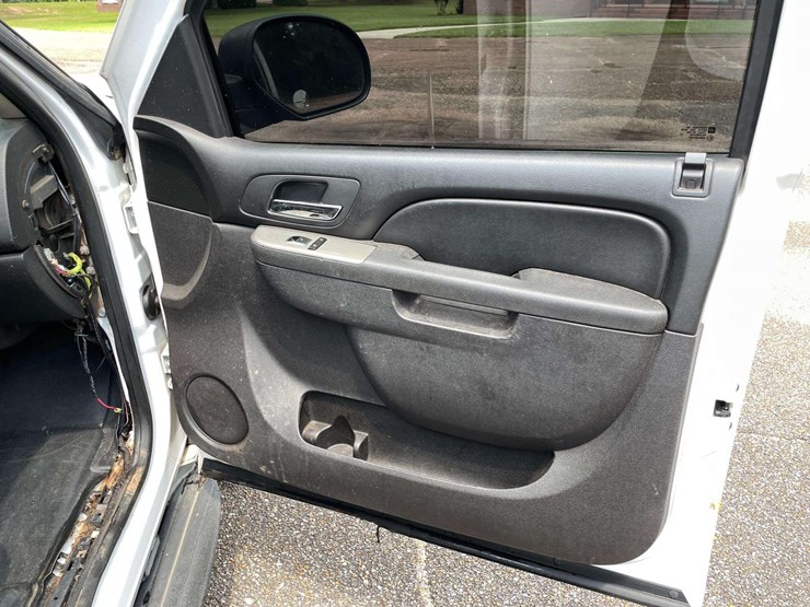 2012-chevrolet-tahoe-image-17